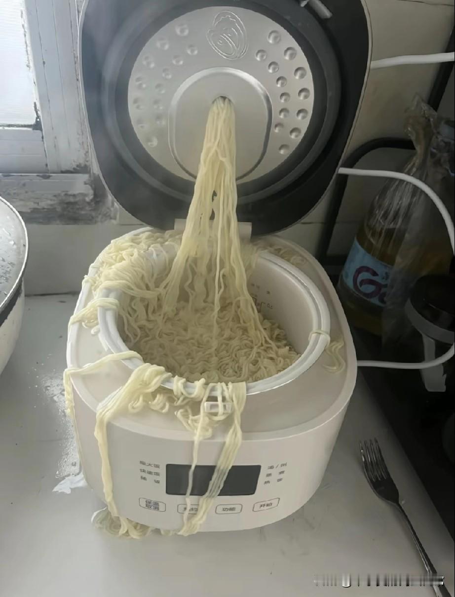 原来电饭煲是不能拿来煮面的！本想偷懒用电饭煲煮个面，结果直接上演“面条越狱
