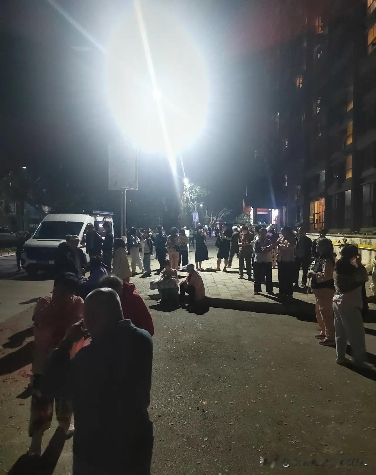 昨天晚上景洪4级地震，我们四个人应该是最淡定的了。当时正在打麻将，桌子晃了几