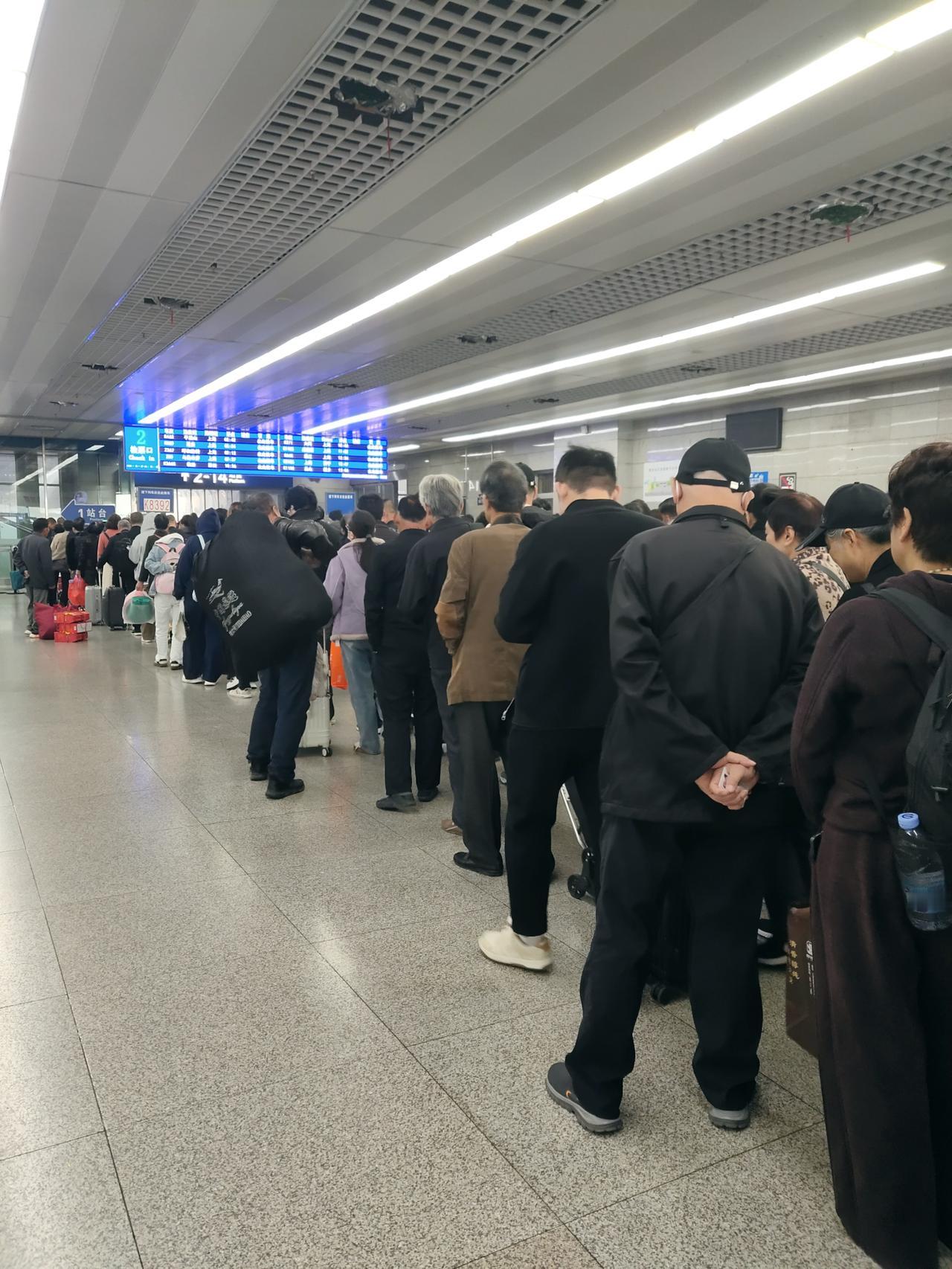 出发了，去泰州！苏超泰州队已经到南京了，大批的南京人却正在赶往泰州旅游。看南