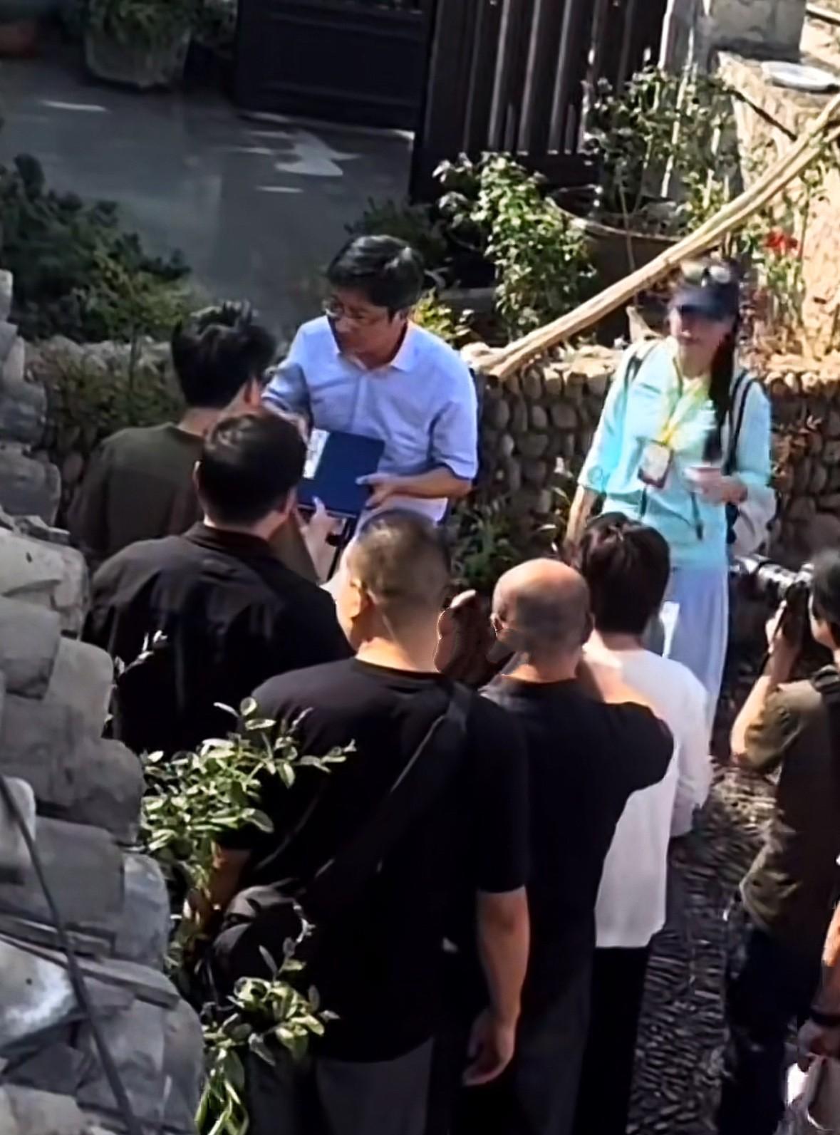 县委书记太用心啦！送董宇辉书籍和扇子，怕宇辉不收，专门选了一个小院墙角的位置。