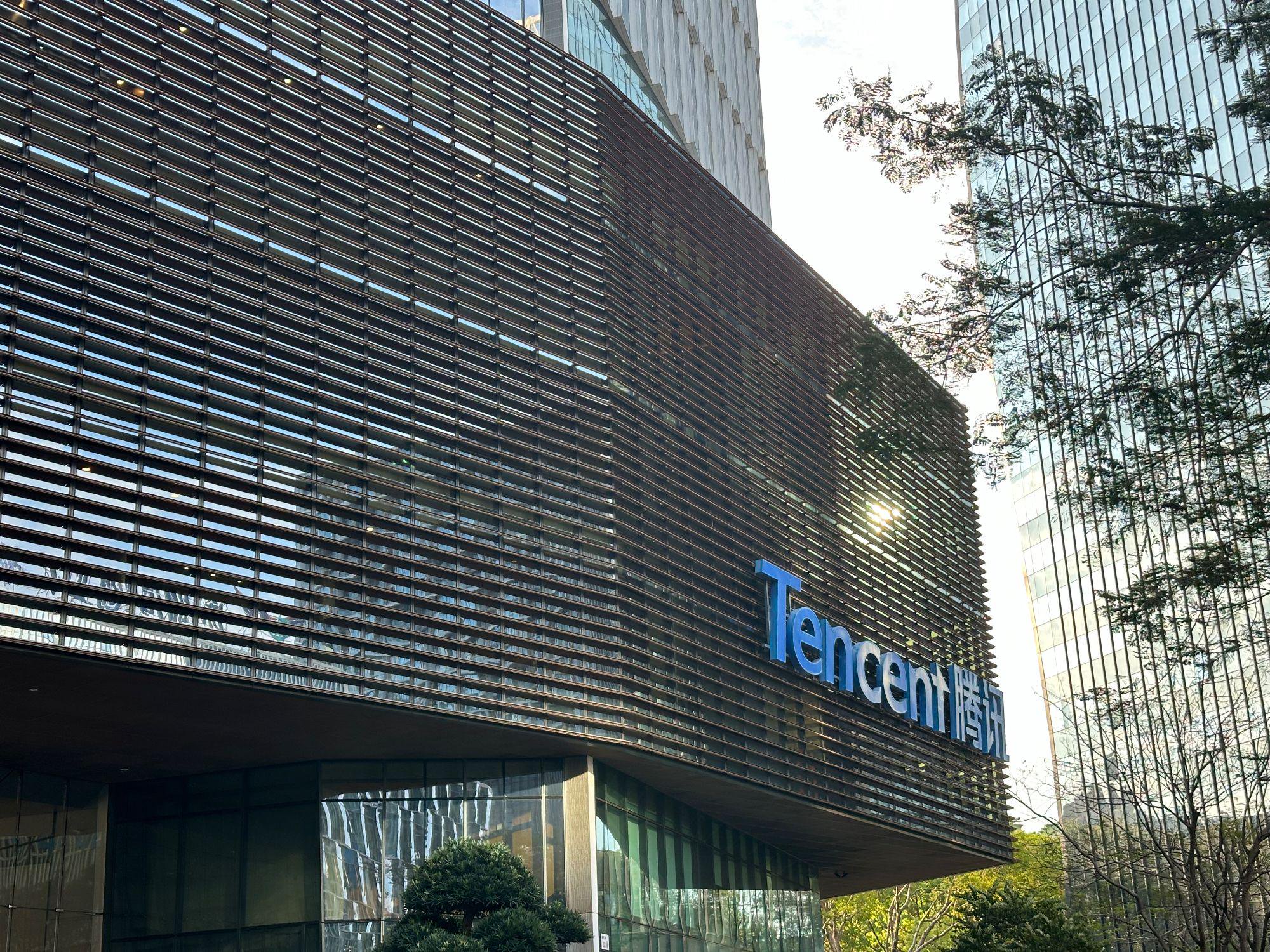 微信封杀元宝, 腾讯左右互搏, 市值一日跌超2000亿港元