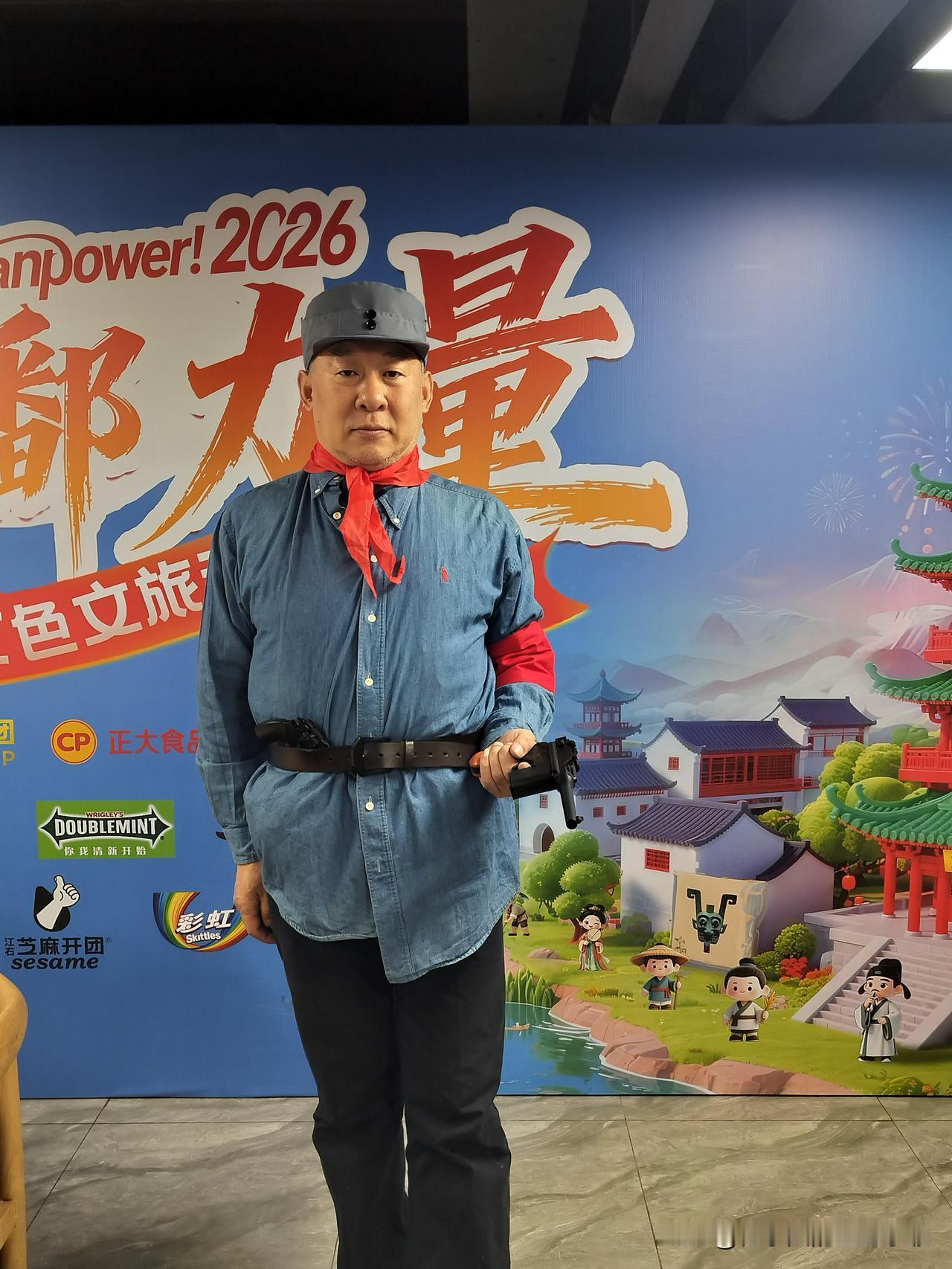 今年冬天的不同在首届江西红色文旅动漫周，与90年前的自己合影。