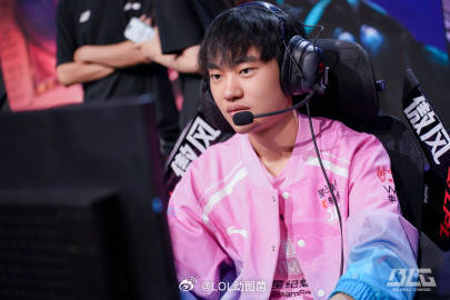FMVP比人冠军都多？！Knight收获生涯第四座FMVP冠军奖杯2025LPL