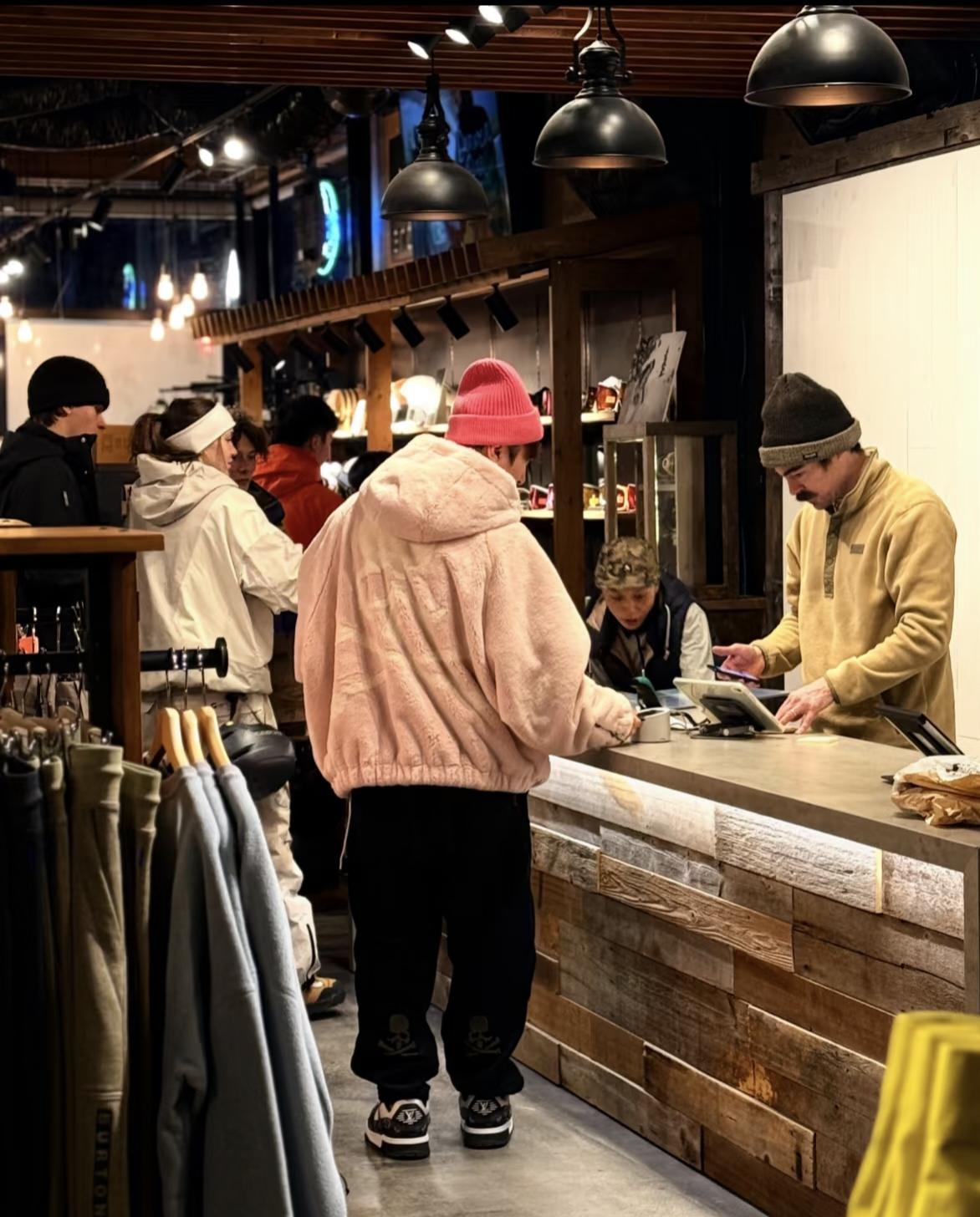 12月6日，王思聪现身日本一家服装店购物，他穿着粉红色毛绒外套，戴着粉色帽子，这