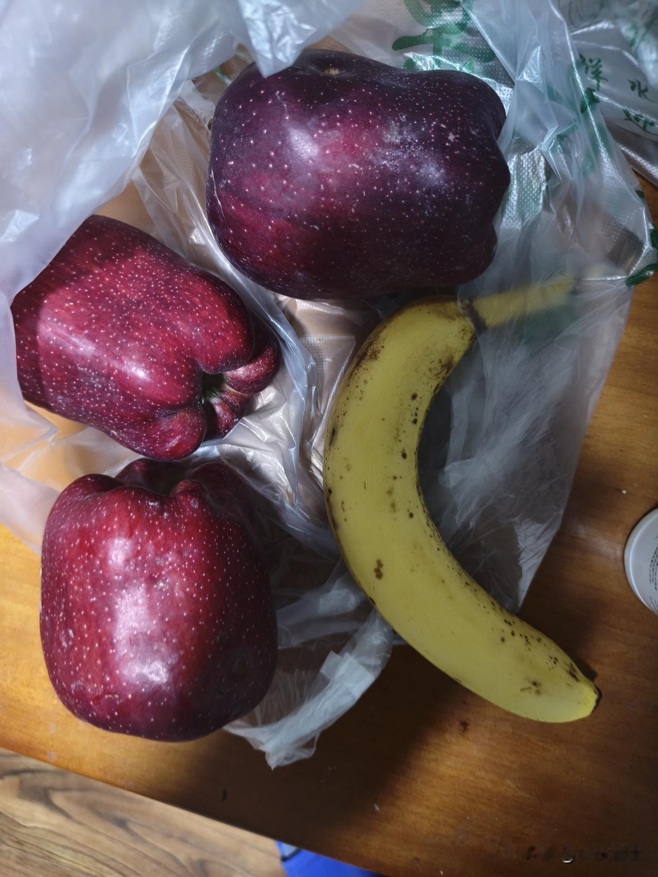 陆续给大家分享了一下我的晚餐状况，个人觉得我家的晚餐挺丰盛的，家里五口人，正常就