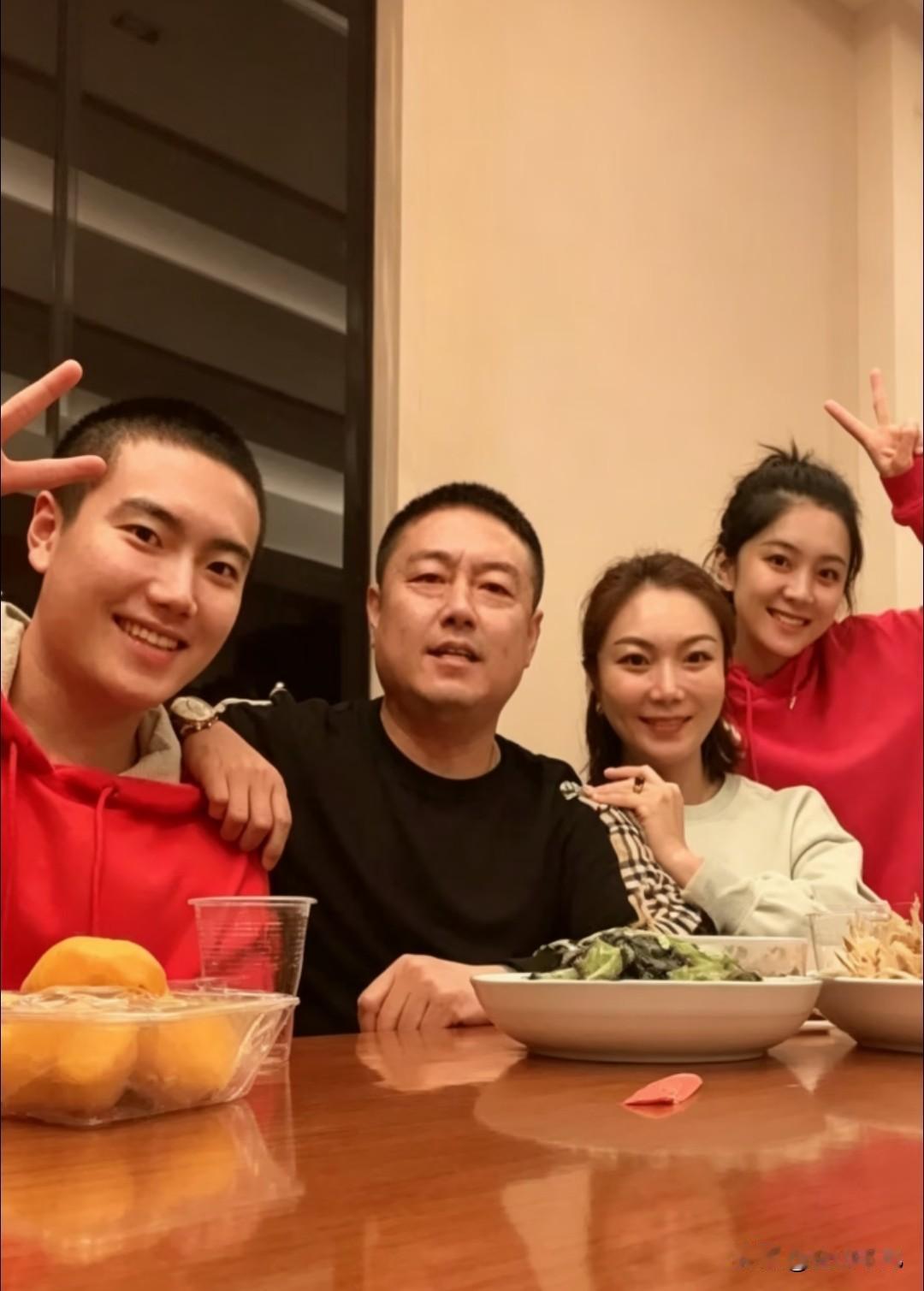 其乐融融的一家人梁靖崑和父母及妻子奚美丽的合影。颜值好高的一家人，儿子像爸爸