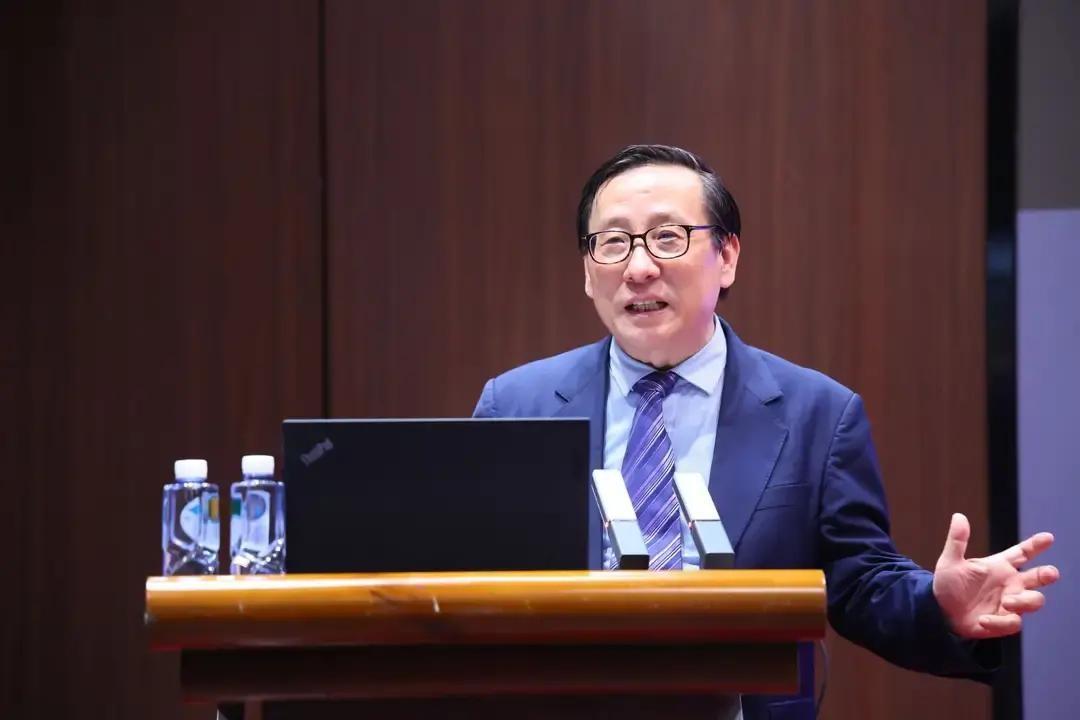 你有没有想过一个问题：在中美这场科技掰手腕里，最不希望中国赢的人是谁？不是白宫里
