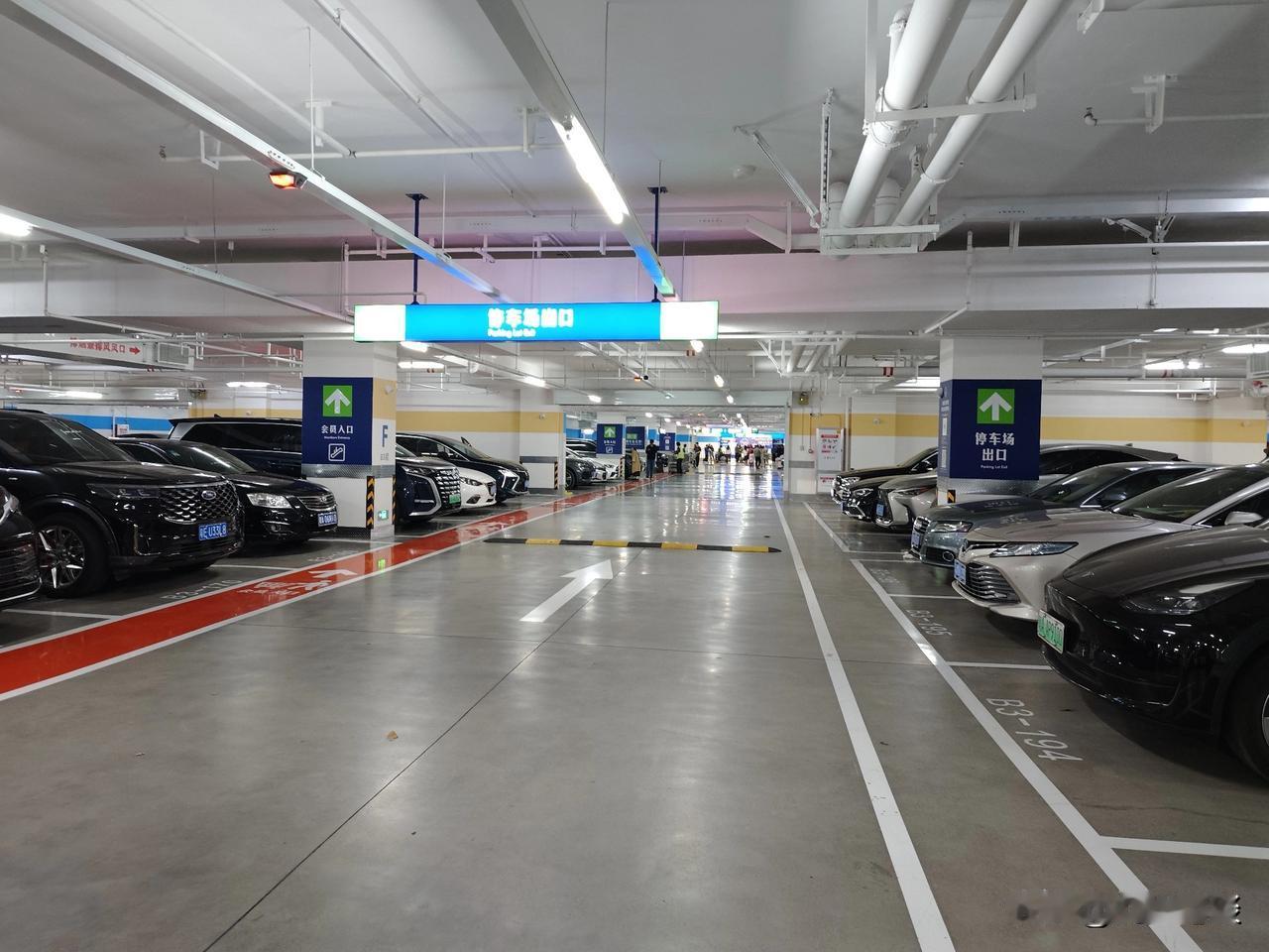 自动泊车大战人肉占车位，互不相让，僵持不下，看谁耗过谁！花260会员费去山姆会员