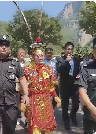 说真的，六小龄童这辈子，基本就是靠“孙悟空”这三个字活着了。甭管商演走穴还是