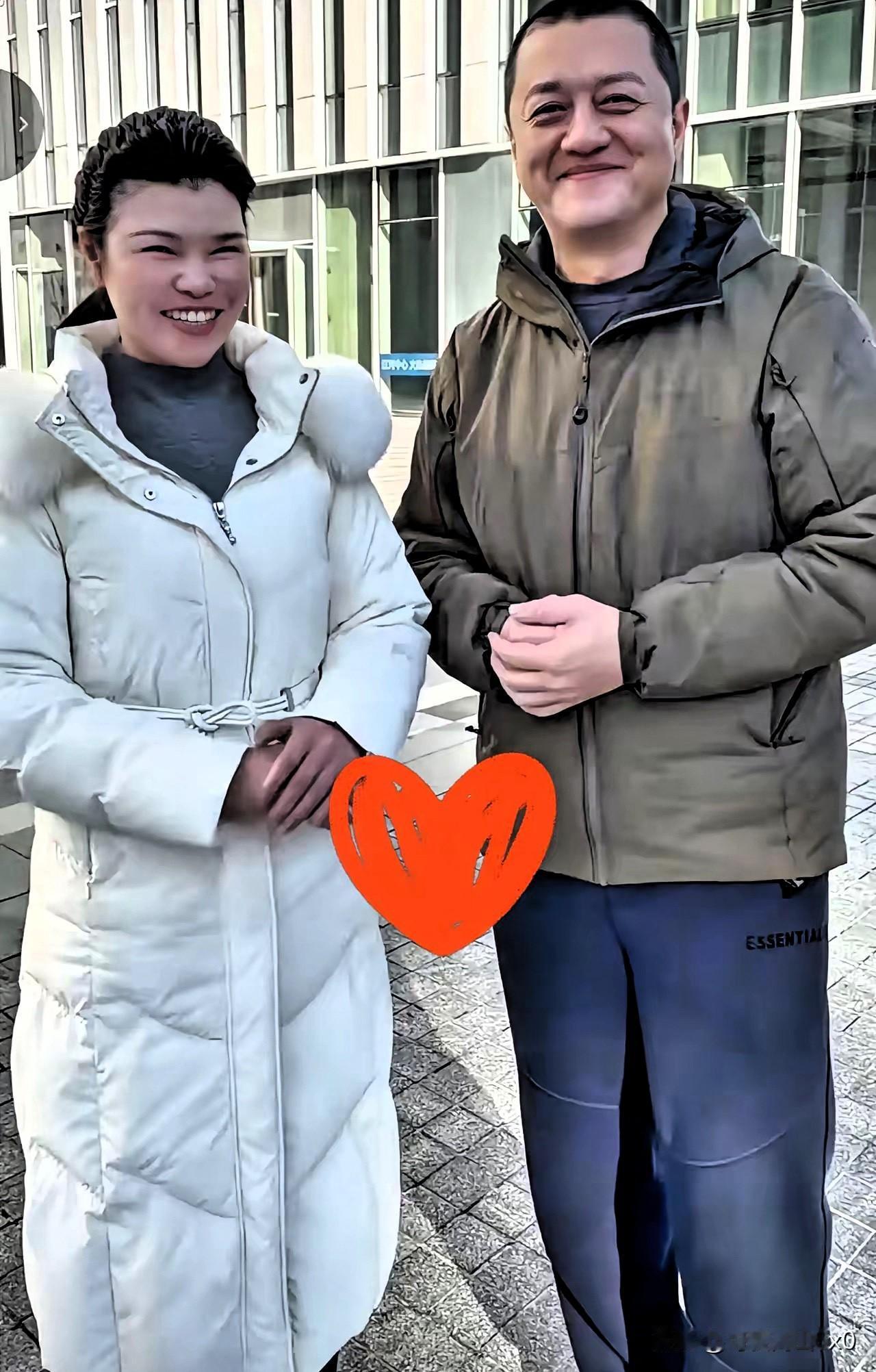 一张合影，把李亚鹏的“体面”都给扒光了。大家都在看他和陈光标助理的互动，我却死