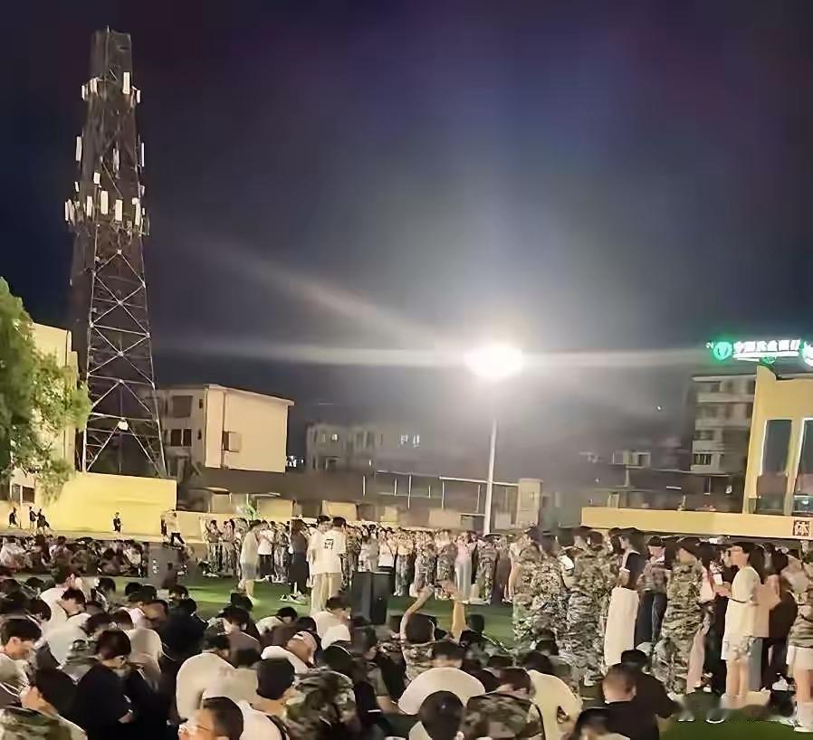 我们这儿一个高中老师说完，我后背都发凉。他说他有个学生，去衡水复读了一年。就