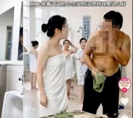 女生正在浴室里洗澡，突然有个大叔走进来，说要帮助女生搓澡，把浴室里的女生吓得不轻