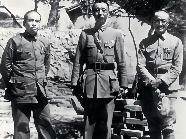 1943年，刘伯承和彭德怀一起离开前线，返回延安，为了保护他们的安全，部队派