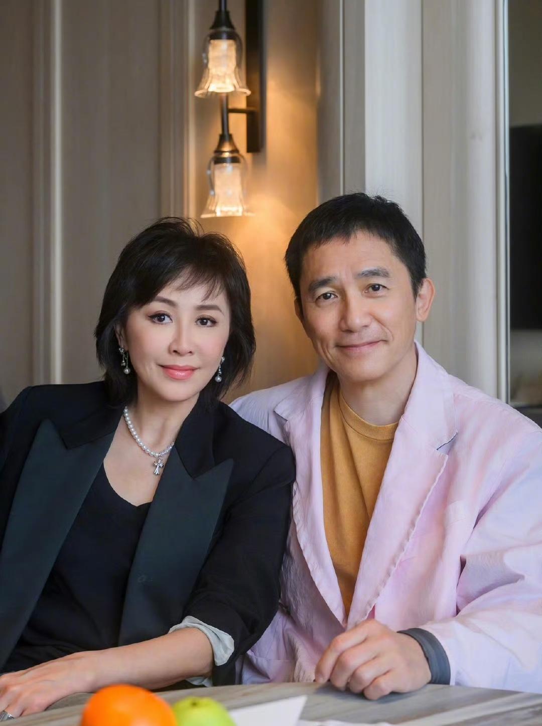 刘嘉玲梁朝伟同框这次他们秀的不是恩爱而是暴露了他们穿搭的瑕疵你看，梁朝伟的