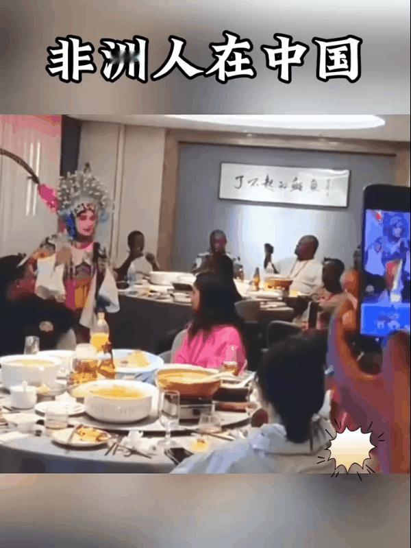 黑人在中国过的可真是潇洒！他们整天吃、喝、玩、乐，享受生活。而我们普通人则每