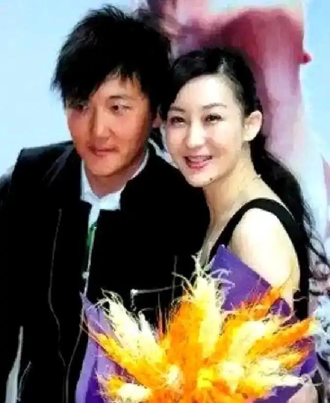 买红妹拿到5处房产和3000万现金那天，签字的手没抖。她以为这是九年全职太太的最