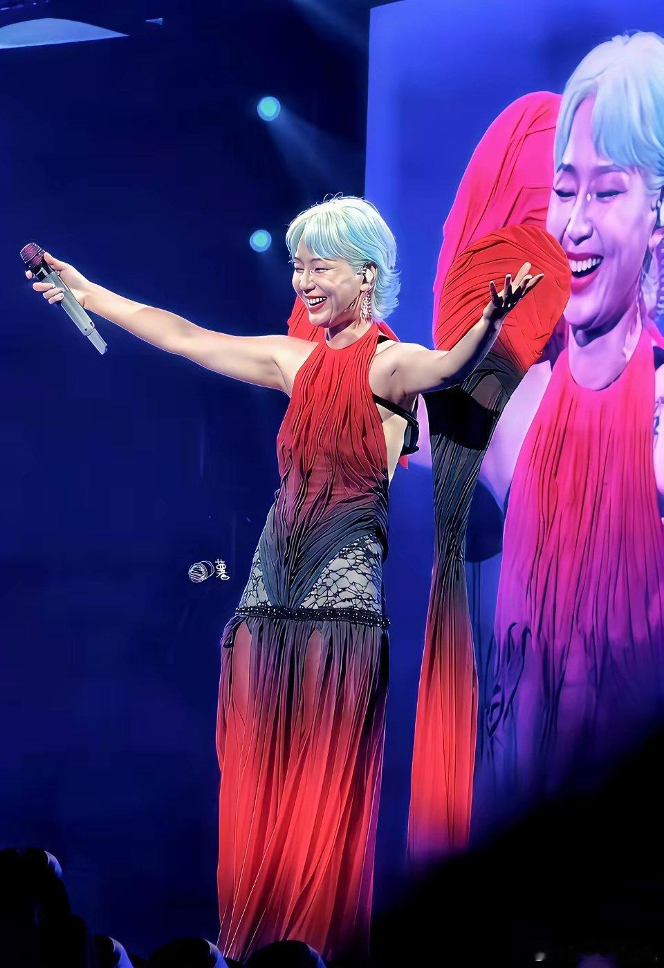 最近看到李宇春的演唱会，感觉现在娱乐圈的审美，我有点跟不上了。特别是周笔畅，那造