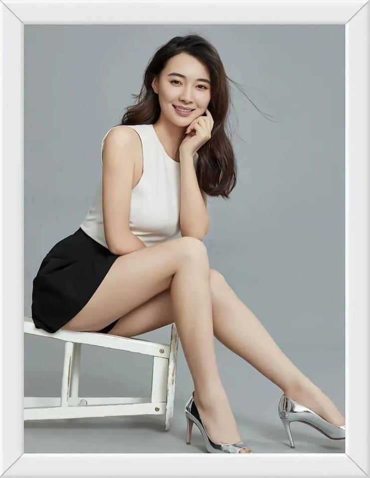 沈婷婷，身高165厘米，优雅的气质，黑白配，时尚高跟鞋，完美姿态。