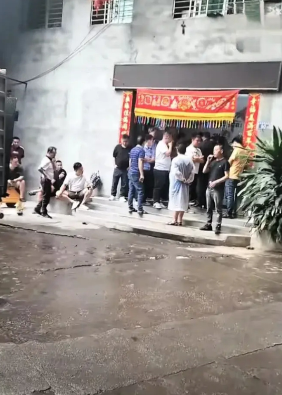 福建晋江一家鞋厂的一名61岁员工上班时间突然倒地，头颅骨破裂，脑出血，做了开颅手