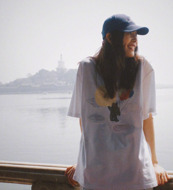 刘雯拍摄了一组超美的大片这回她搭配的很靓丽，看上去年轻又漂亮。她里面穿时尚的