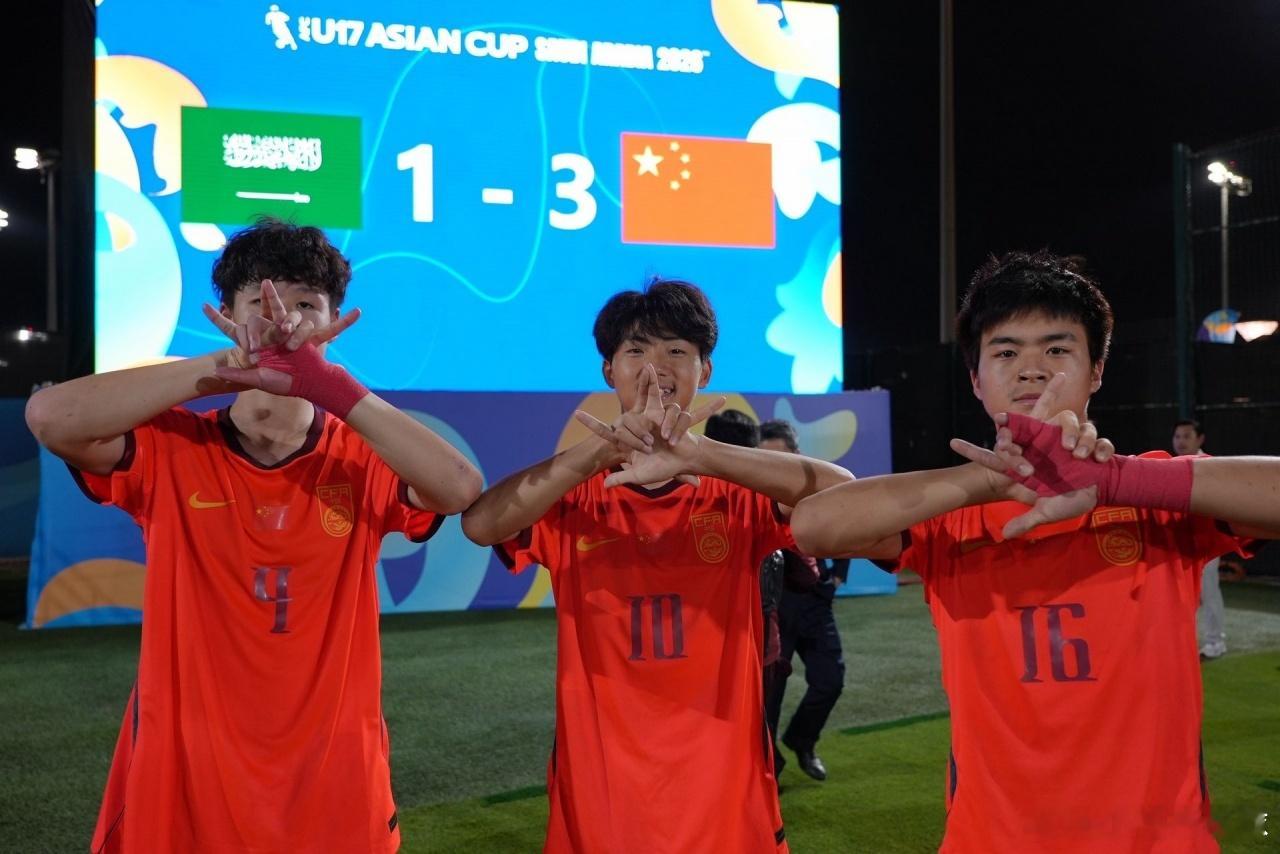 聚焦U17亚洲杯赛场，国内球迷迎来振奋喜讯，一众年轻小将在八强战逆转取胜，3-1