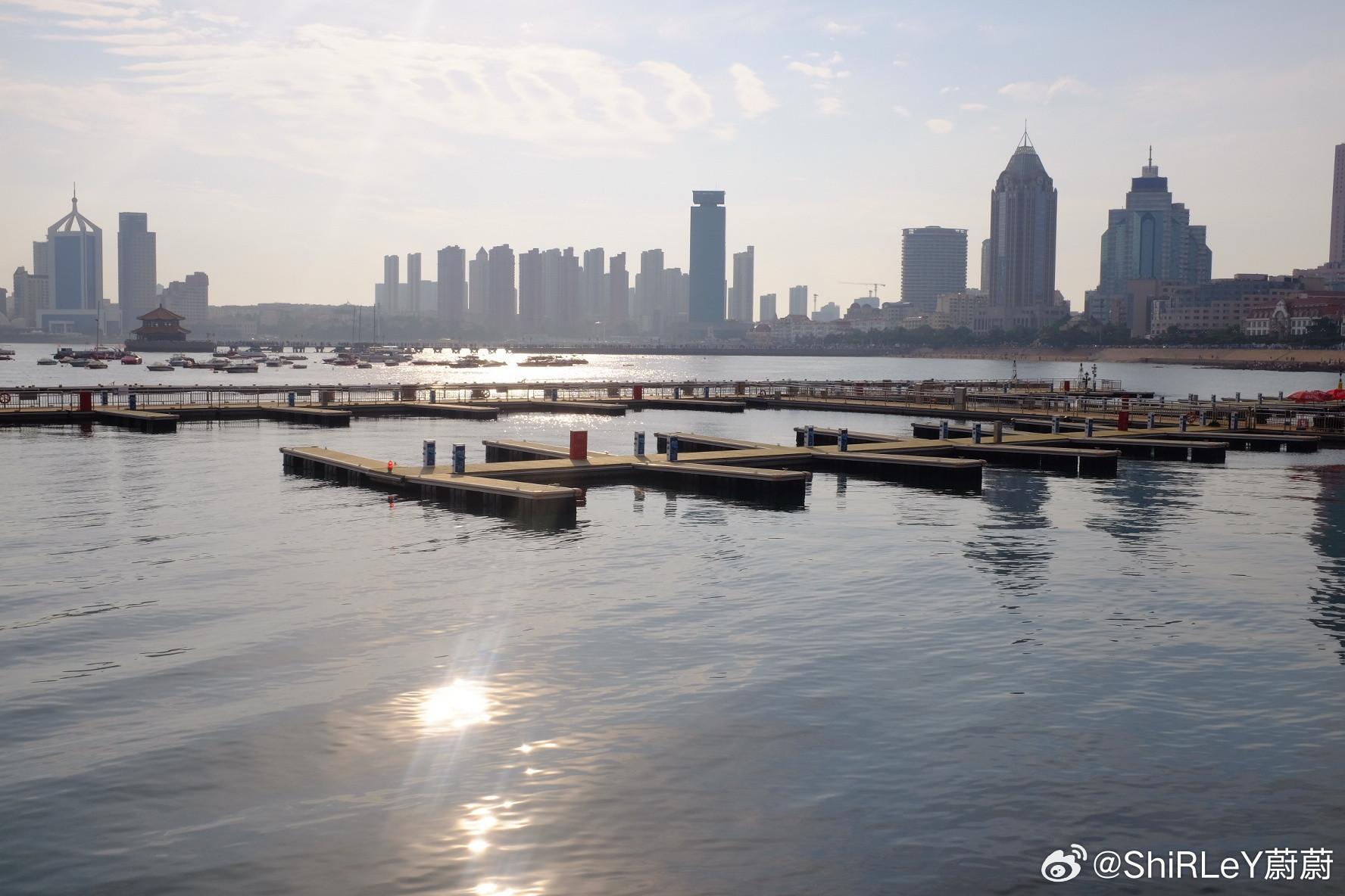 坐快艇🚤海上游一圈，图一是青岛啤酒的标志。青岛·栈桥公园-青岛湾景观区