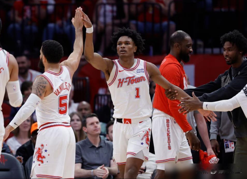 季前赛吹的三分开窍合着是临时工演技是吧？66%的季前赛三分到常规赛直接跳水到