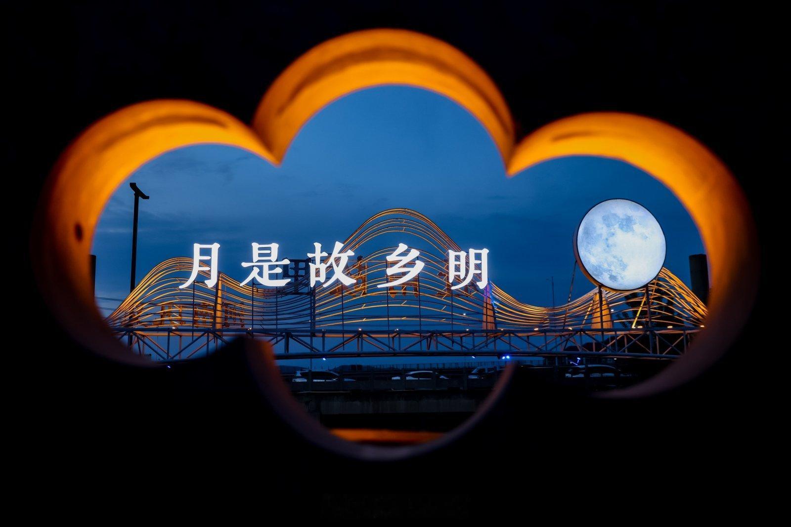 半夜了，顺利抵达杜甫故里——河南巩义。大家看看杜甫故里的灯光秀和北京大运河的光影