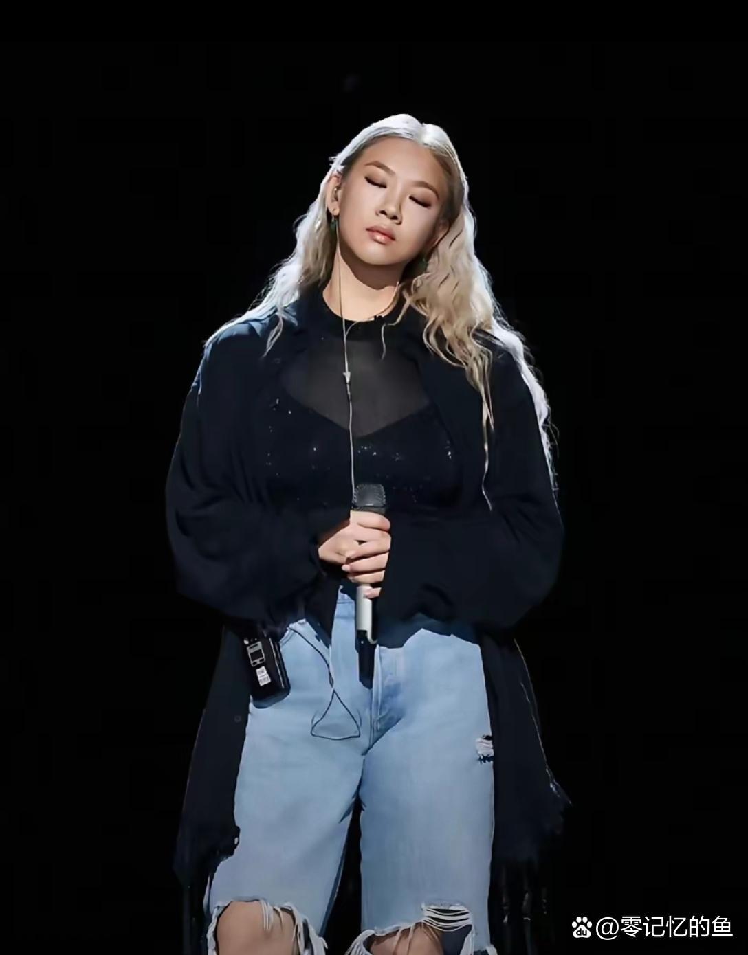 郑少秋的女儿郑欣宜，瘦成一道闪电了。
