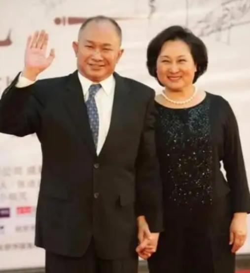 2012年，著名导演吴宇森确诊淋巴癌，变卖北京房产赴美治疗；8年后，妻子牛春龙患