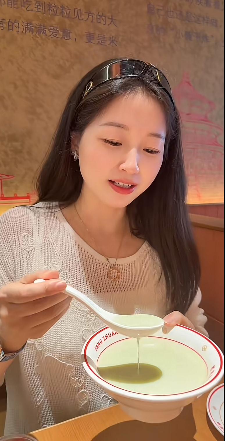张大炮的老婆，胆子真大，敢喝北京豆汁。北京豆汁中外闻名，不少来北京的外地游客，都