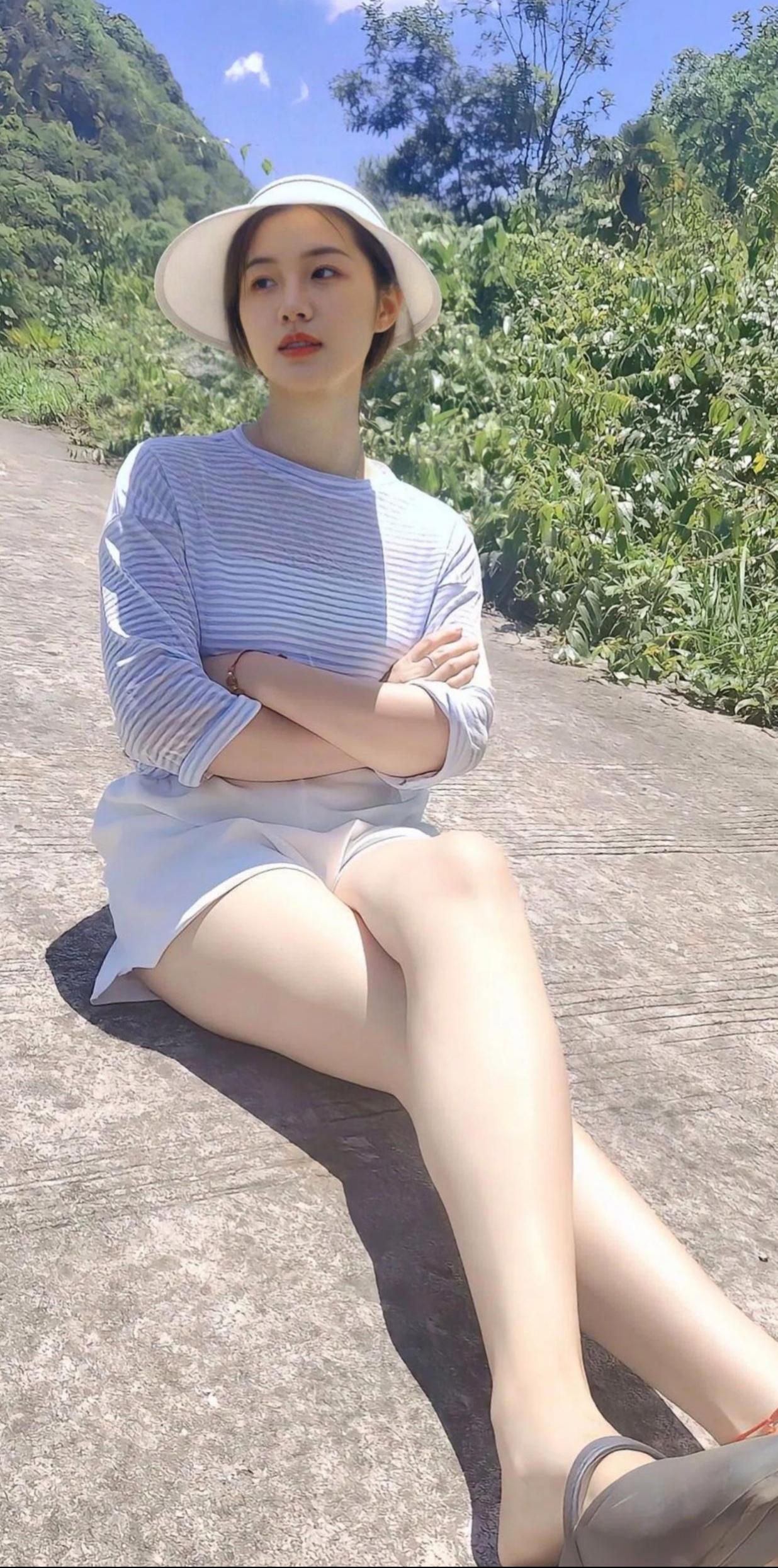 山径上的光（现代诗）山把云的碎片撒在她草帽沿像撒下细碎的梦风从条纹衫里