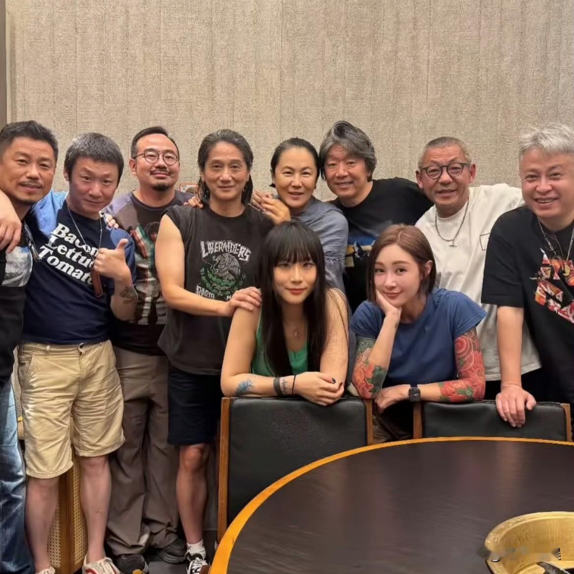 8月26日，北京摇滚圈齐聚为窦唯前妻高原庆生，老狼，高旗，李辉等人都来了，女儿窦