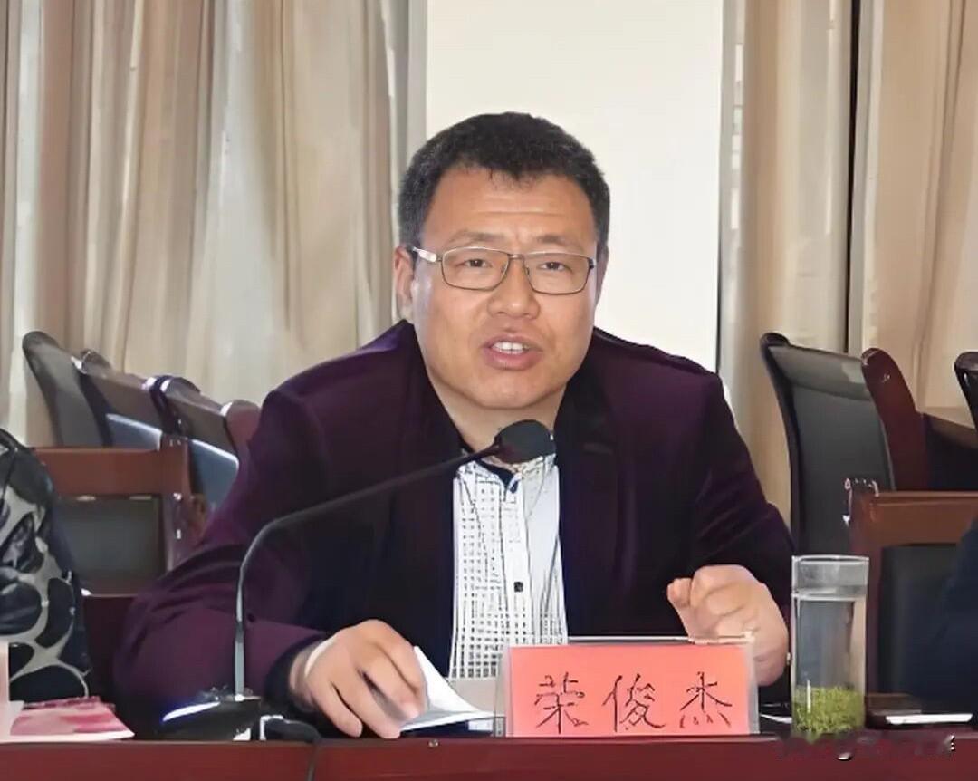在贵州省黔南州工作的这人，长相憨厚，是个地道的山东汉子，老家在威海市文登区。他不