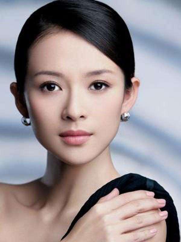 章子怡嫁给汪峰后,不仅收获了"最美母亲的称号,在其产下与汪峰的千金之后一度被称为娱乐圈中最有女人味的辣妈。从火遍华语影坛到跻身国际影坛,她不仅收获到了事业上的成功,更体会到了作为母亲的宝贵经历。身为两个女儿的母亲,她不仅育女有方,还收获了最美辣妈的称号。