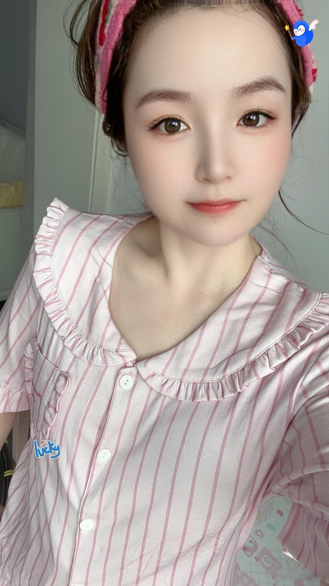 买了一套40几块的居家服除了料子不好（塑料材质）颜值还可以