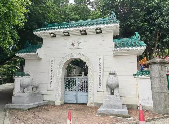 谢贤走了。葬礼低调得不像话。结果港媒曝光他长眠地全网傻眼，宝福山那地方有钱都买不