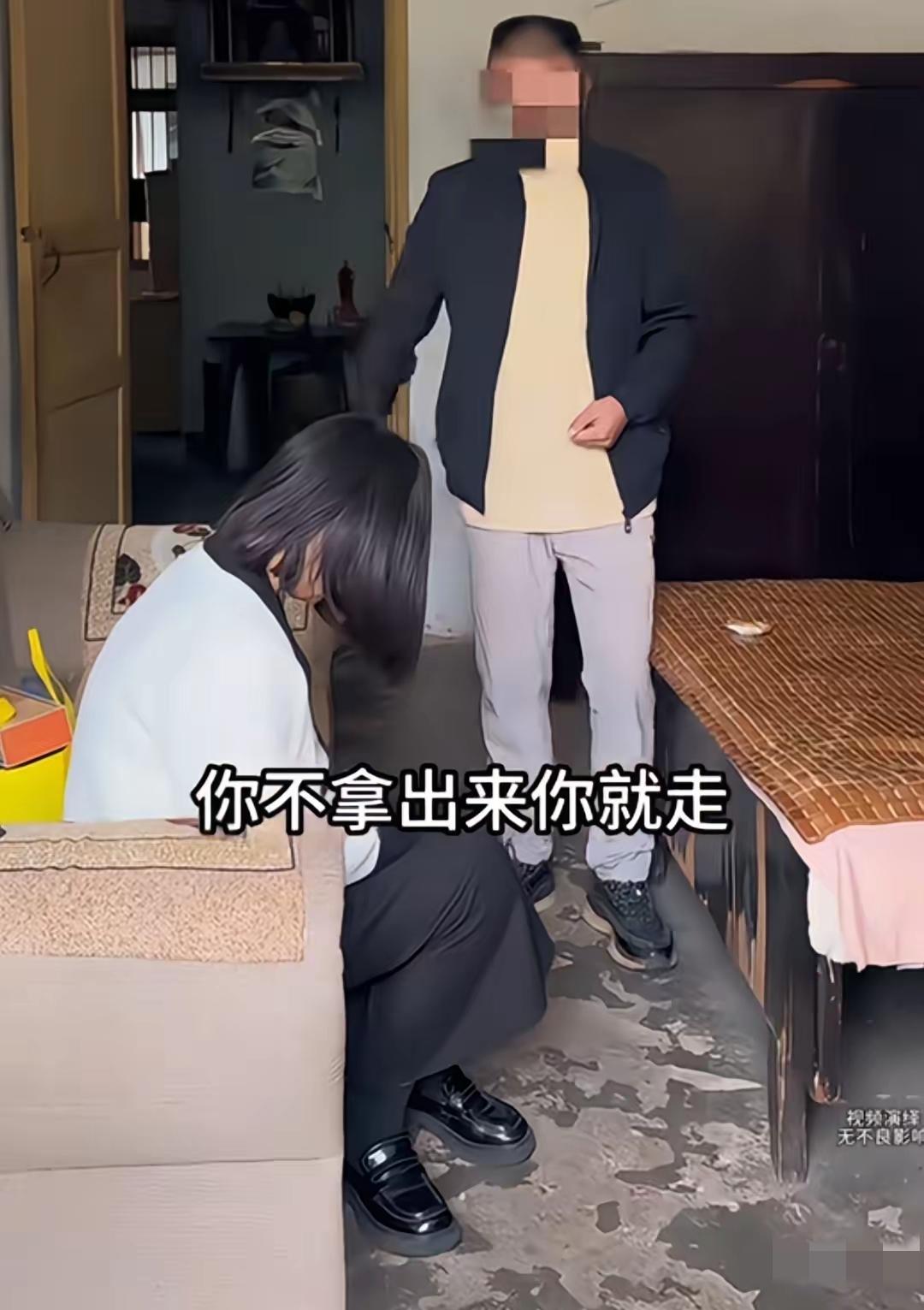 女儿离婚分到30万，父亲让她拿出来给哥哥买房子，遭到女孩的拒绝，父亲说如果不拿出