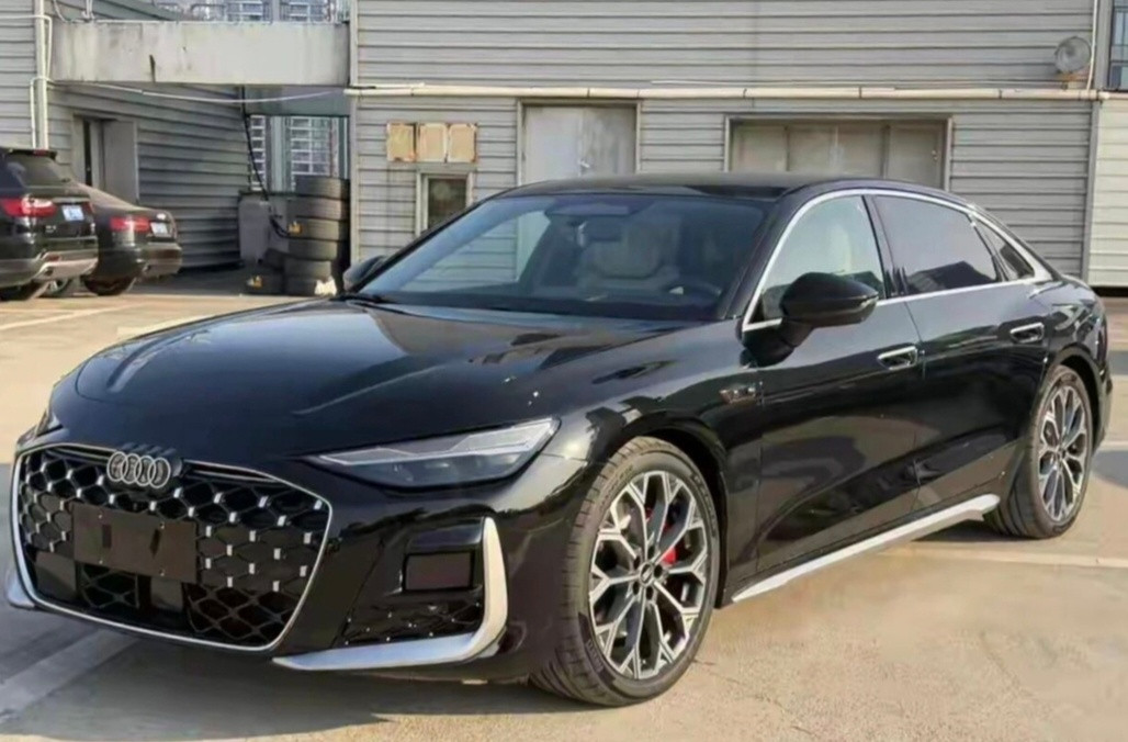 全新奥迪A6L的后保险杠，前后呼应的星星点灯，挺漂亮的百家车坛