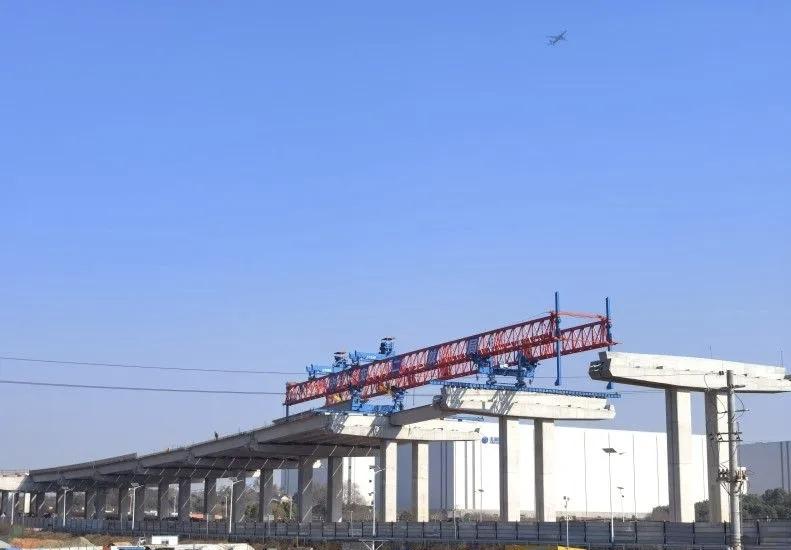 近日，由临空集团投资、中交二航局承建的长沙机场城际快速干道（湘府东路—纬四路）项