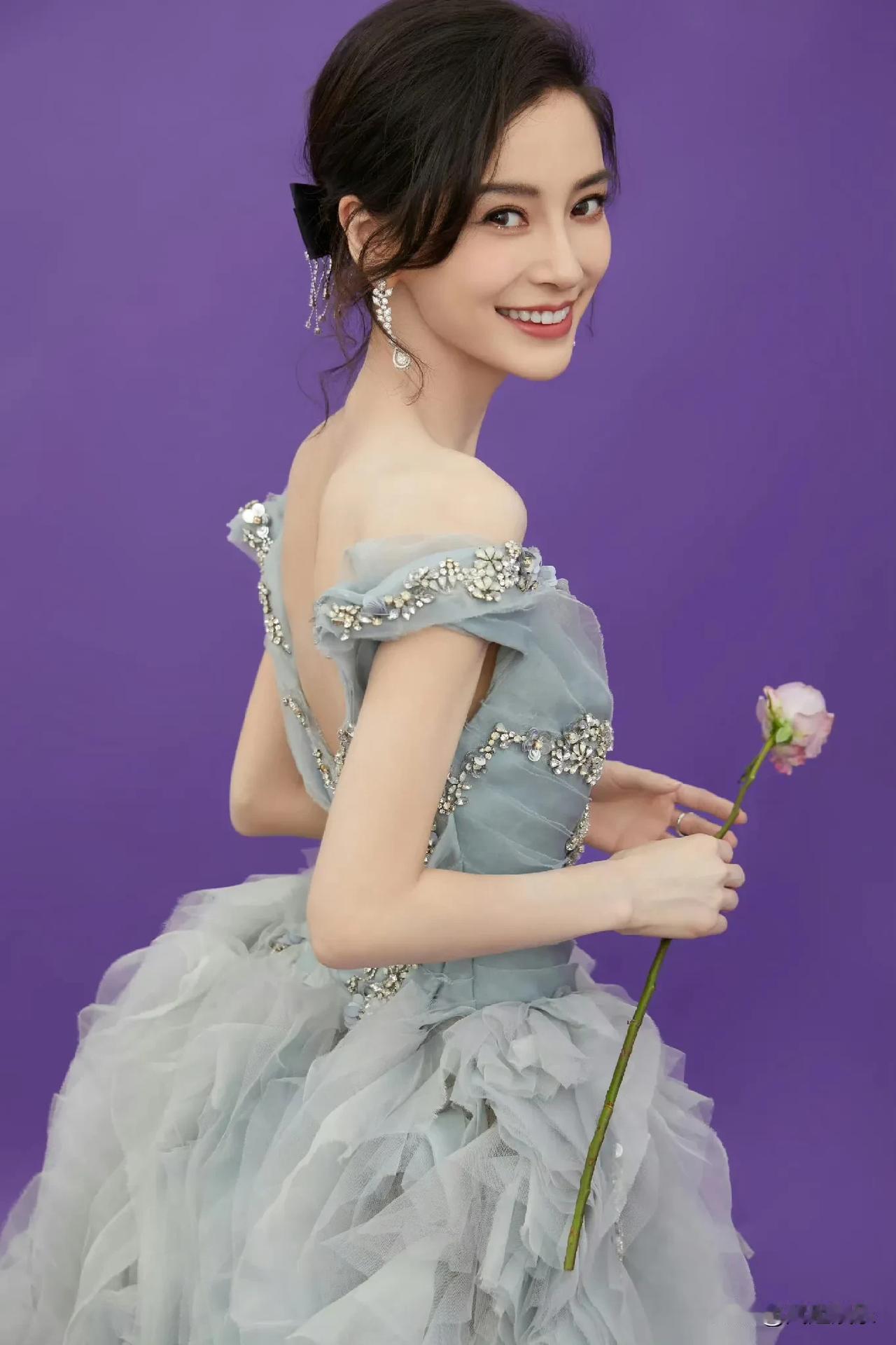 杨颖身着一袭ElieSaab高级定制礼服，华美设计流光溢彩，犹如夜空中最亮的星