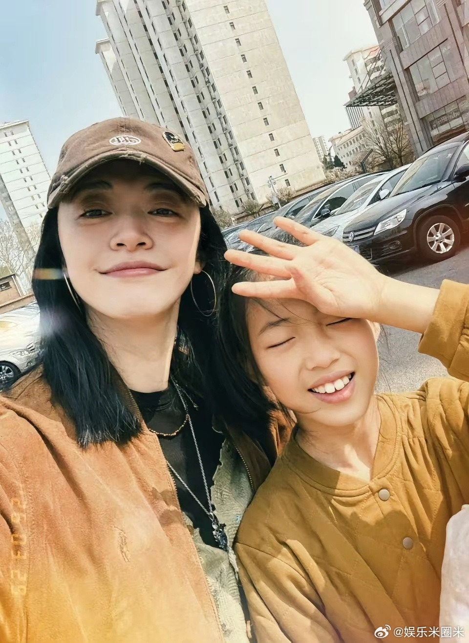 姚晨9岁女儿首次曝光，脸长得像爸爸曹郁，身材高挑像妈妈。这是姚晨官宣离婚后，第一