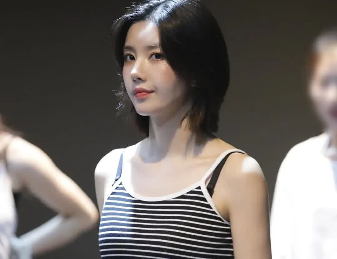 权恩妃，韩国女歌手，水弹女神！前段时间的韩国水弹音乐节，权恩妃凭借清凉的着装