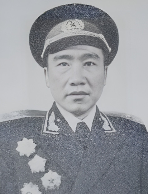 1955在举行授衔仪式之际，他竟猛地一把扯下肩章，而后扬长离去，紧接着便立下了