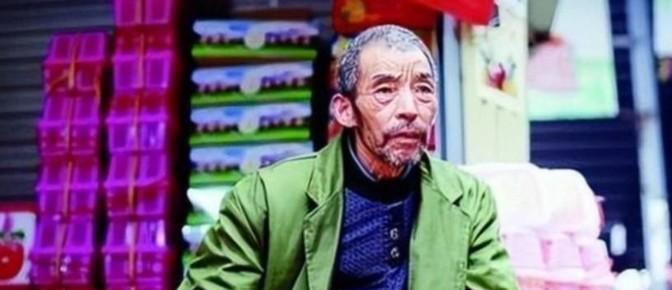 1992年，武汉街头的煎饼摊主捡到2个女婴,他终生未娶，二十年后，女儿们成了博士