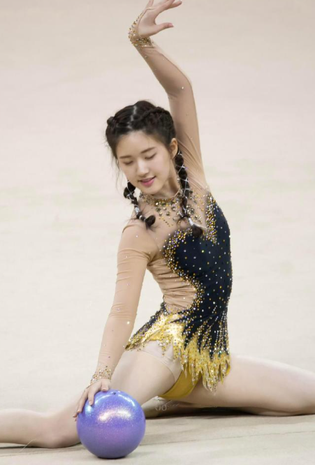 赵露思早期艺术体操好肥美​​​