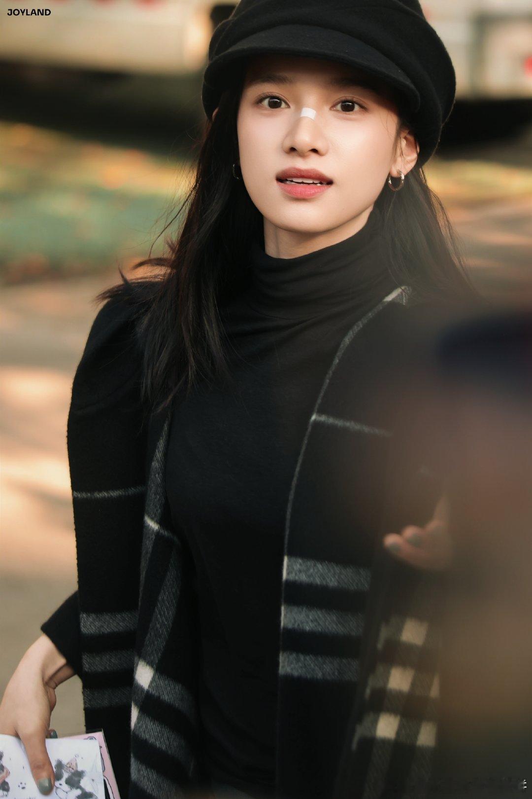 张婧仪的站姐审美好牛，站子的图每一张都像品牌海报，带着爱拍出来的画面真的不一样