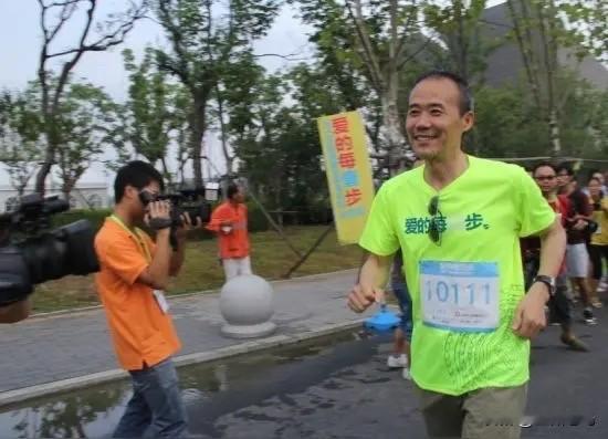 长期跑步的老人身体是什么样子的，看看75岁的王石和励建安院士就知道了。前阵子有