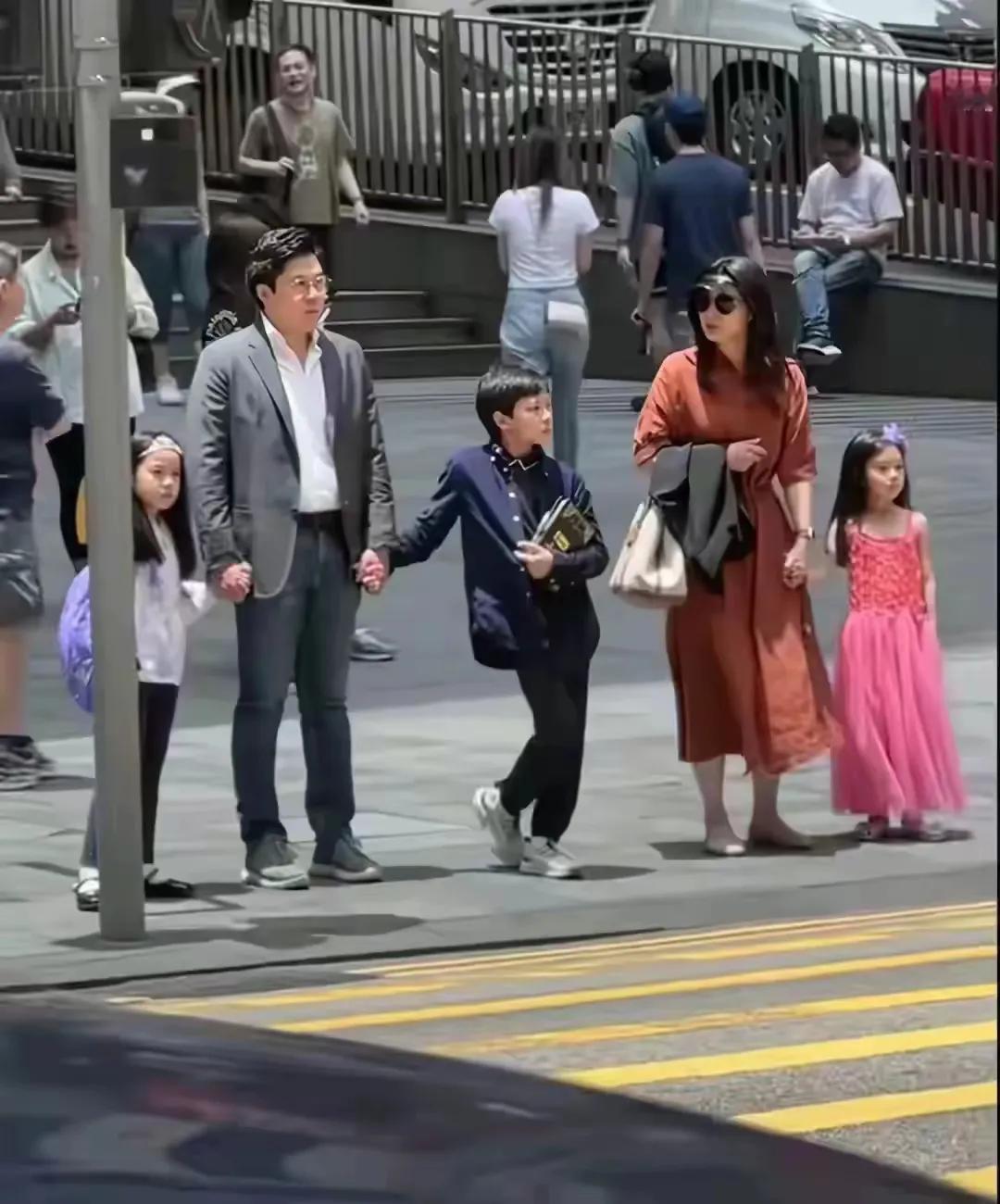 【香港街头偶遇郭晶晶一家：豪门烟火气引热议】近日，有网友在香港街头捕捉到郭