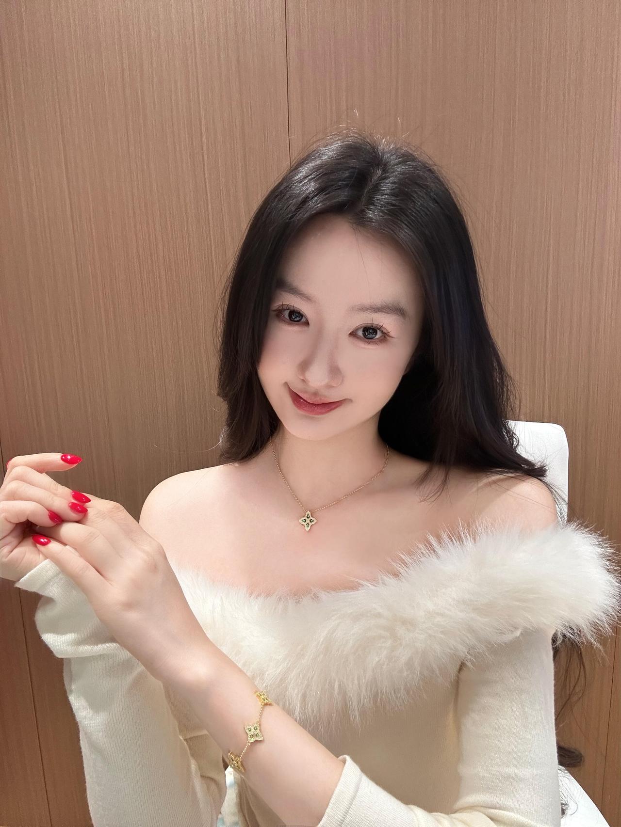 阳光正好，岁月安然，保持少女感，保持可爱，不被生活磨平棱角，做个温柔又鲜活的小女